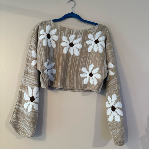 SHEIN Tan and White Floral Knit Blouse - Picture 1 of 3